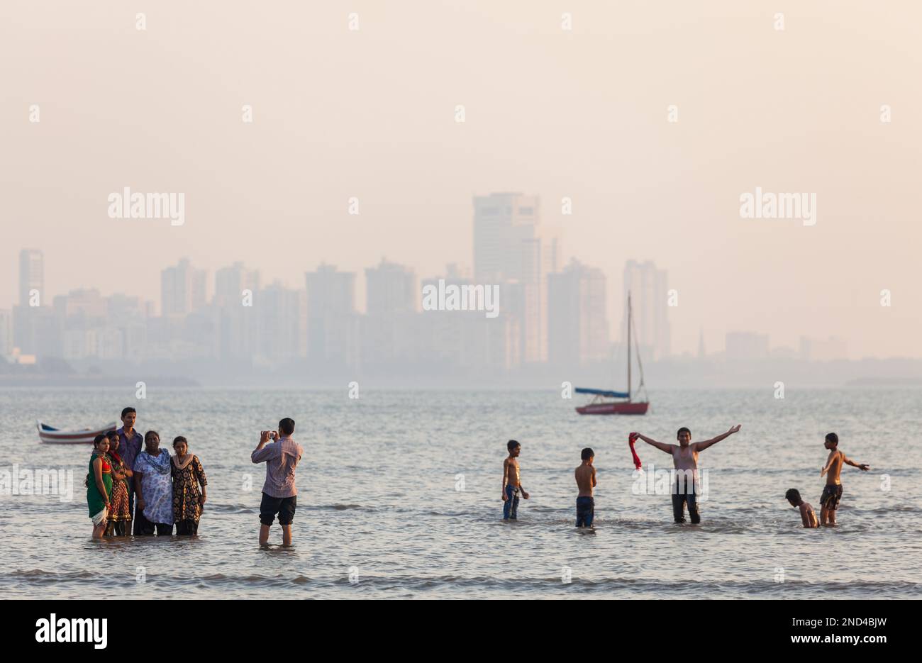 Familles appréciant la mer, Chowpatty Beach, Mumbai, Inde Banque D'Images