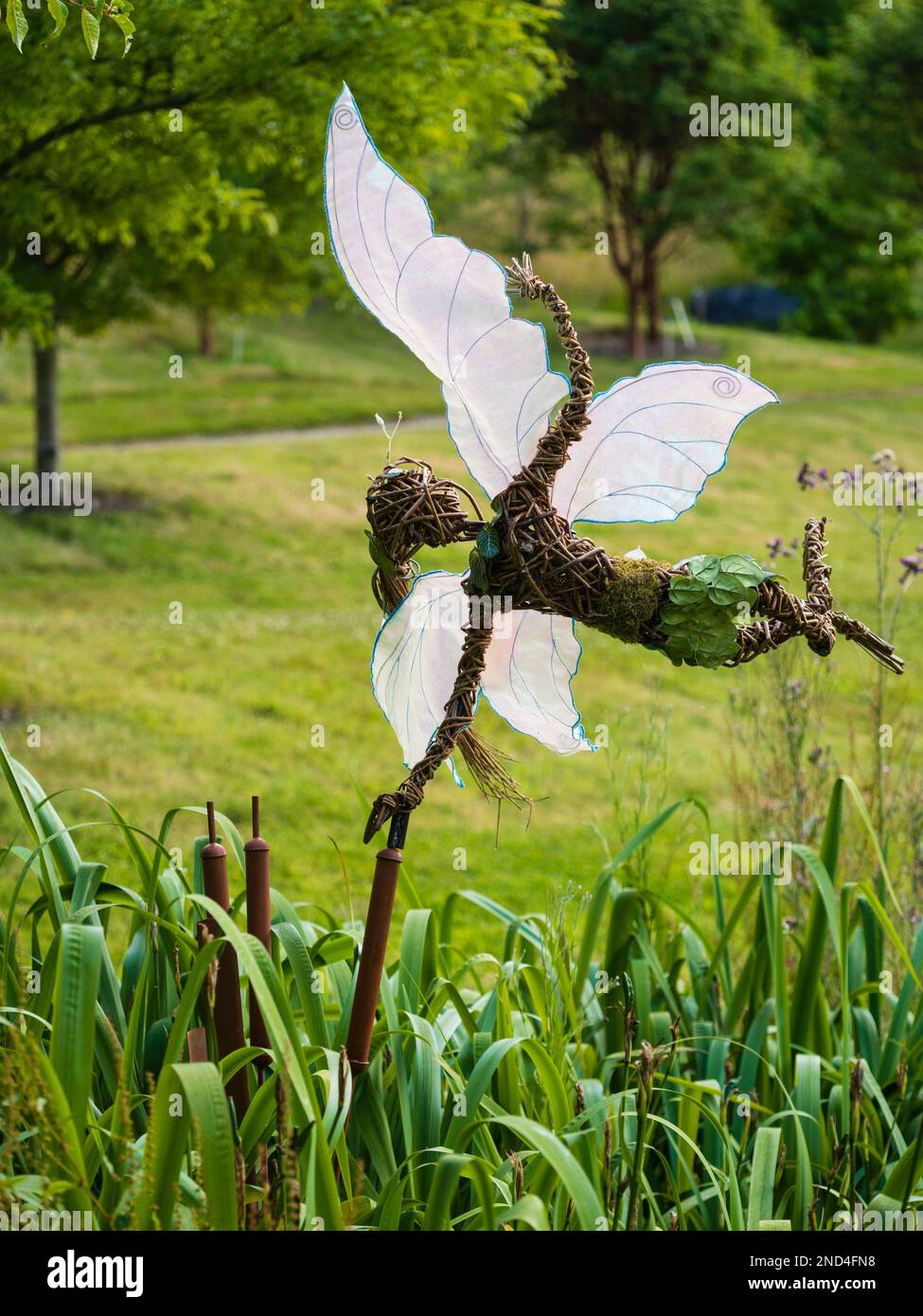Sculptures de jardin en osier dans l'exposition Fairy-Trails au Garden House, Buckland Monachorum, Devon, Royaume-Uni, été 2022 Banque D'Images