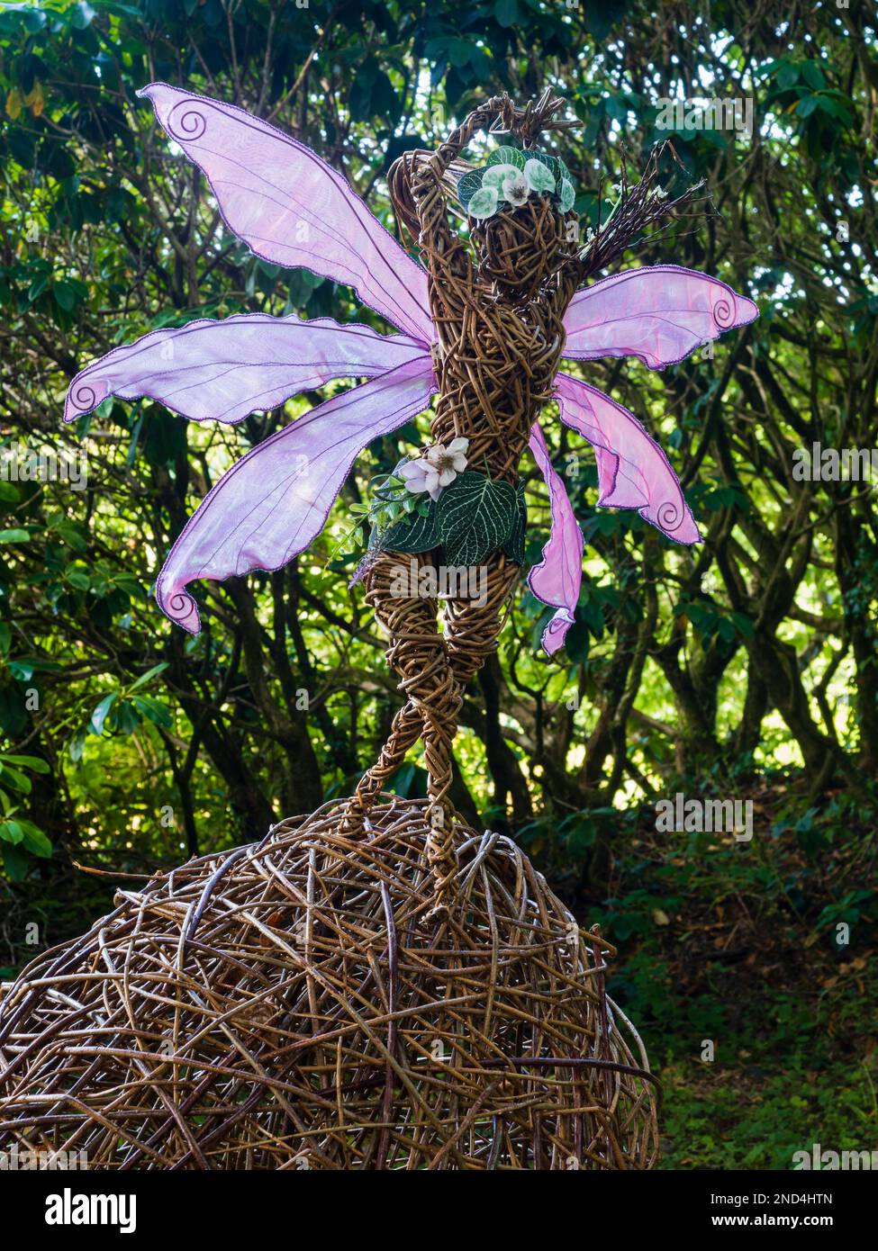 Sculptures de jardin en osier dans l'exposition Fairy-Trails au Garden House, Buckland Monachorum, Devon, Royaume-Uni, été 2022 Banque D'Images