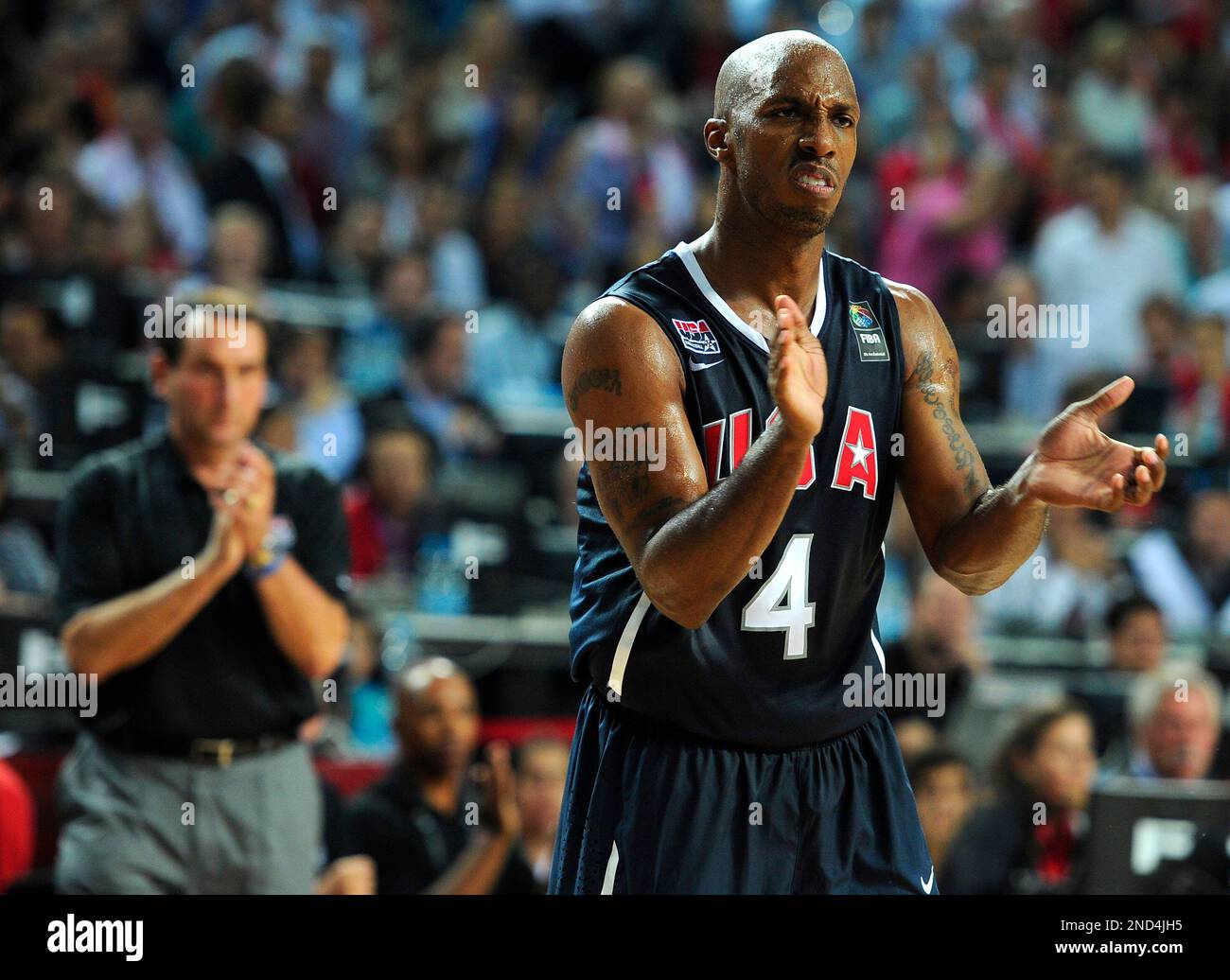 USA's Chauncey Billups, right, and head coach Mike Krzyzewski applaud during the final of the World Basketball Championship between Turkey and the USA, Sunday, Sept. 12, 2010, in Istanbul. (AP Photo/Mark J. Terrill) Banque D'Images