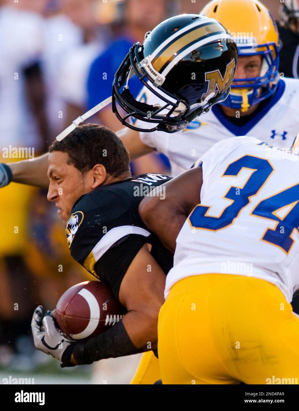 Missouri receiver Michael Egnew, left, has his helmet knocked off as he is hit by McNeese State safety Malcolm Bronson, right, during the first quarter of an NCAA college football game Saturday, Sept. 11, 2010, in Columbia. (AP Photo/L.G. Patterson) Banque D'Images