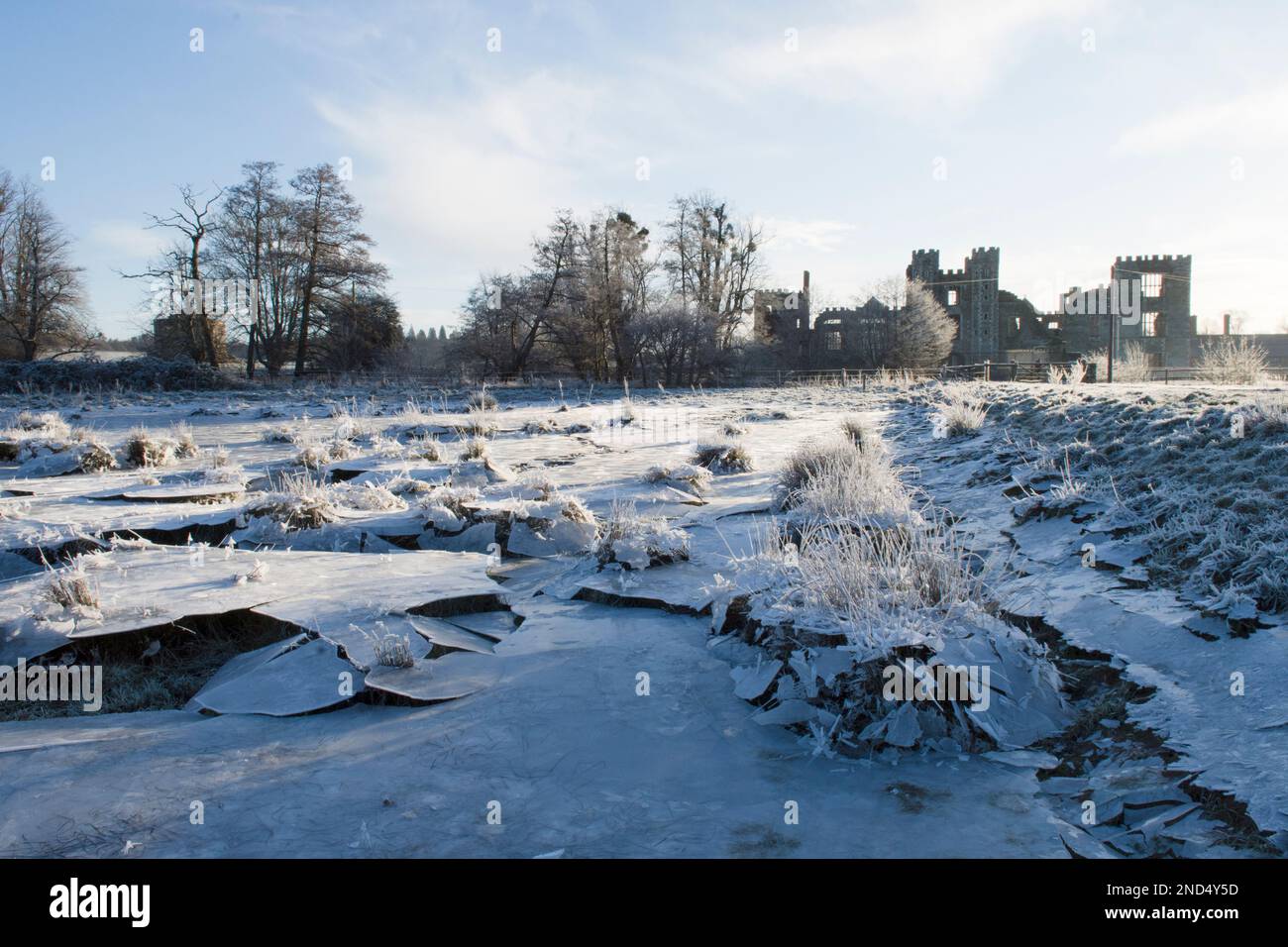 La glace s'est effondrée, le champ a été inondé puis gelé, l'eau s'est évacuée en laissant la glace suspendue qui s'est ensuite effondrée, dans le champ, les ruines de Cowdray, Sussex, Banque D'Images