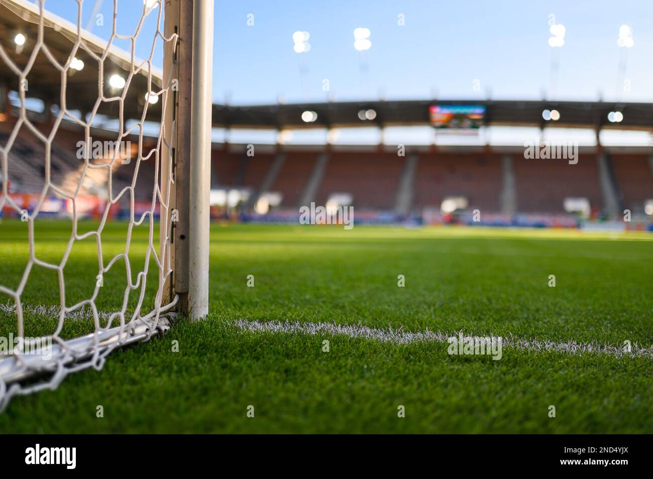 Net et le poste dans le but de football et le stade avant le match en arrière-plan. Banque D'Images