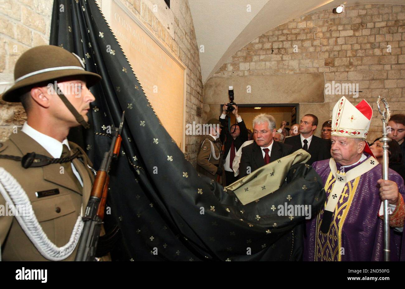 Polish Cardinal Stanislaw Dziwisz, the personal secretary of late Pope John Paul II,, right, open a memory plaque dedicated to the late Polish President Lech Kaczynski, his wife and 94 people killed in the April 10 plane crash, during the unveiling ceremony in the Wawel Katedra chapel in Krakow, Poland, Friday, Sept. 10, 2010( AP Photo/str) Banque D'Images