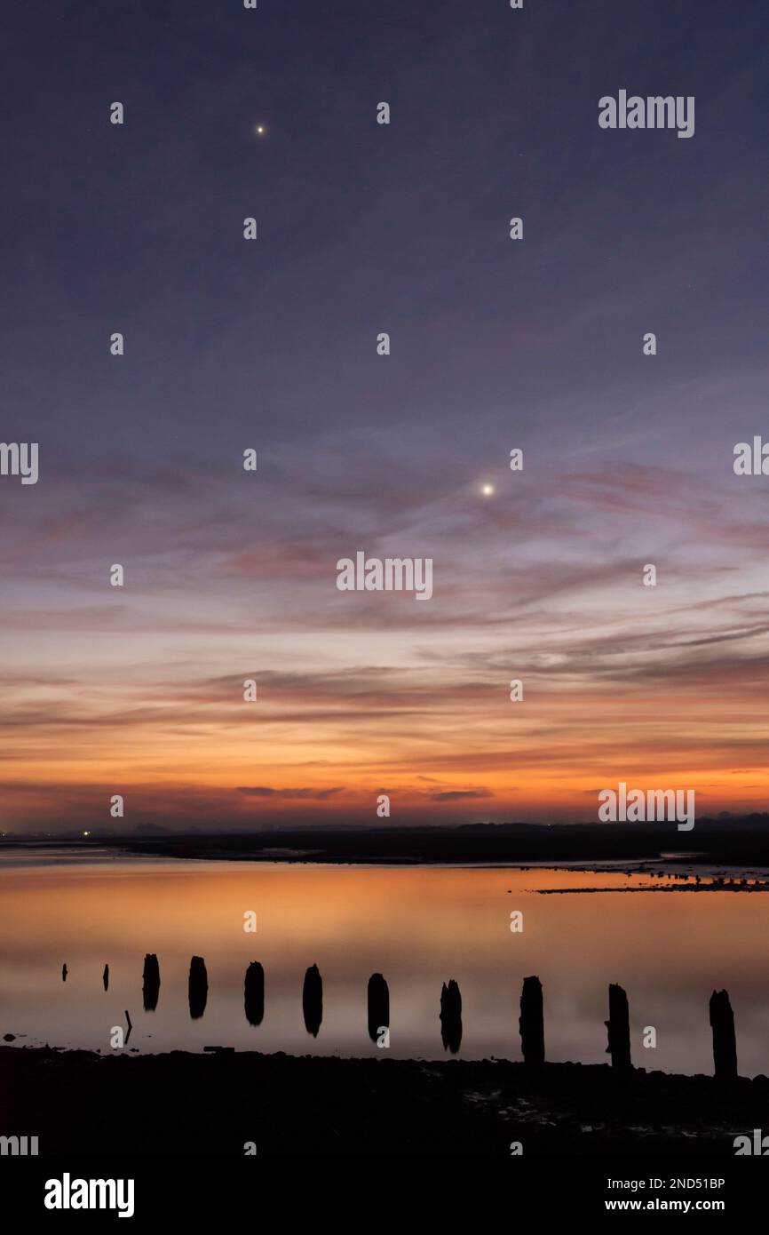 Deux planètes ensemble dans le ciel au crépuscule, Jupiter haut, Vénus bas, coucher de soleil Pagham Harbour, Sussex, Février 2023 Banque D'Images