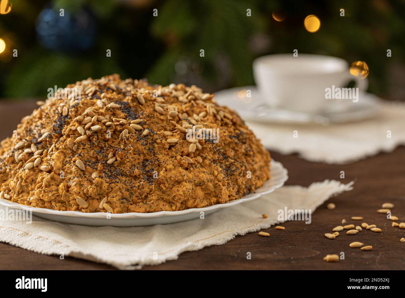 gâteau de colline ant décoré de graines de pavot sur une assiette blanche. le concept d'une fête de thé festive. Banque D'Images