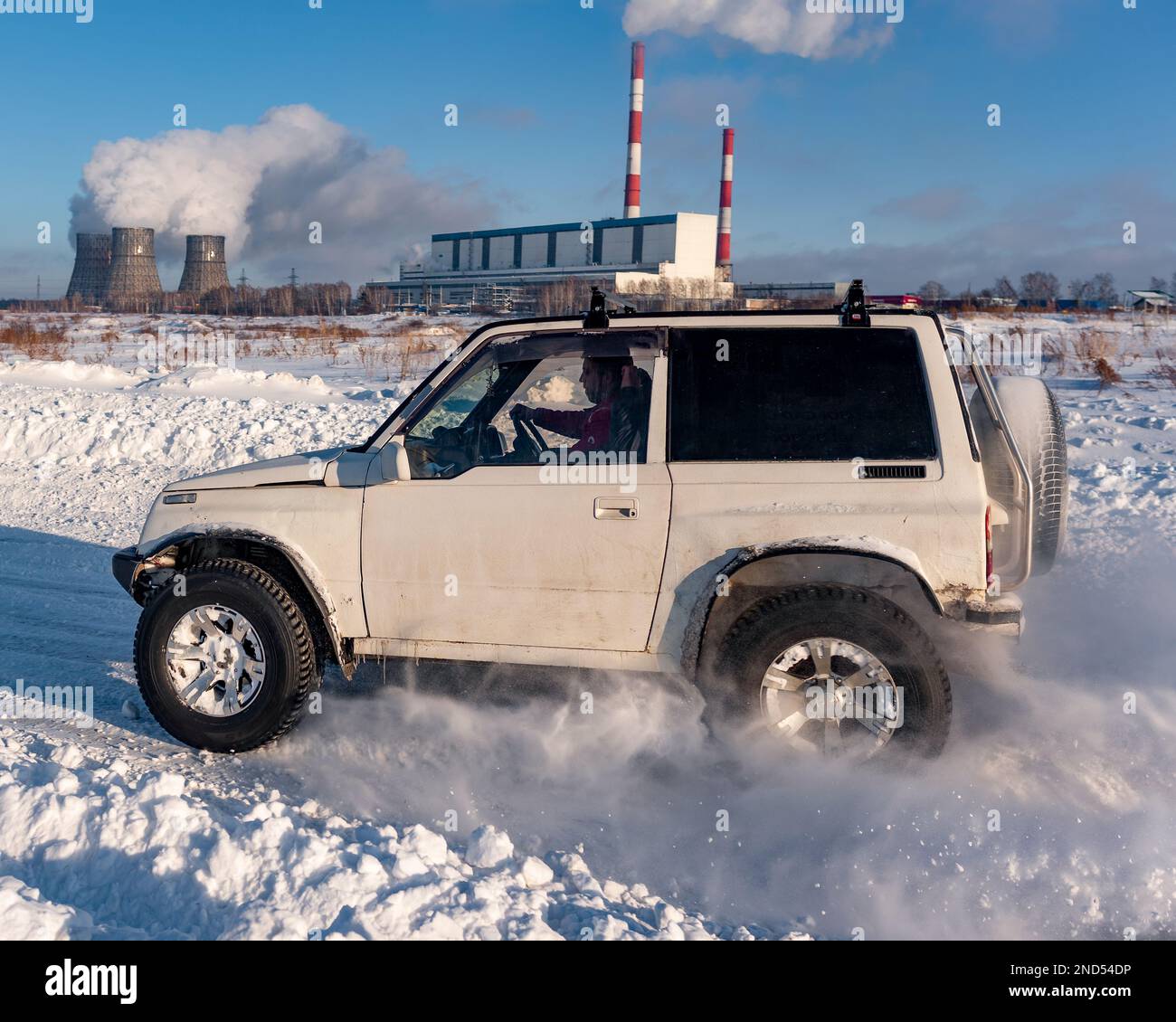 Russie, Novosibirsk-20 janvier 2020 4x4 4x4 blanc SUV 'Suzuki Escudo' se déplace rapidement sur une route enneigée en hiver en levant un Blizzard contre t Banque D'Images