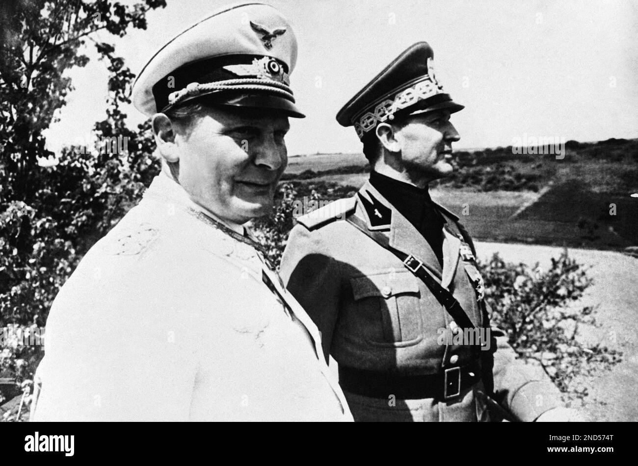Field Marshal Hermann Goering of Germany, left, wearing the collar Annunziata June 7, 1940, Italy’s highest decoration awarded by the King, after it had been delivered to him by the newly appointed Italian Ambassador to Berlin, Dino Alfieri, right. (AP Photo) Banque D'Images