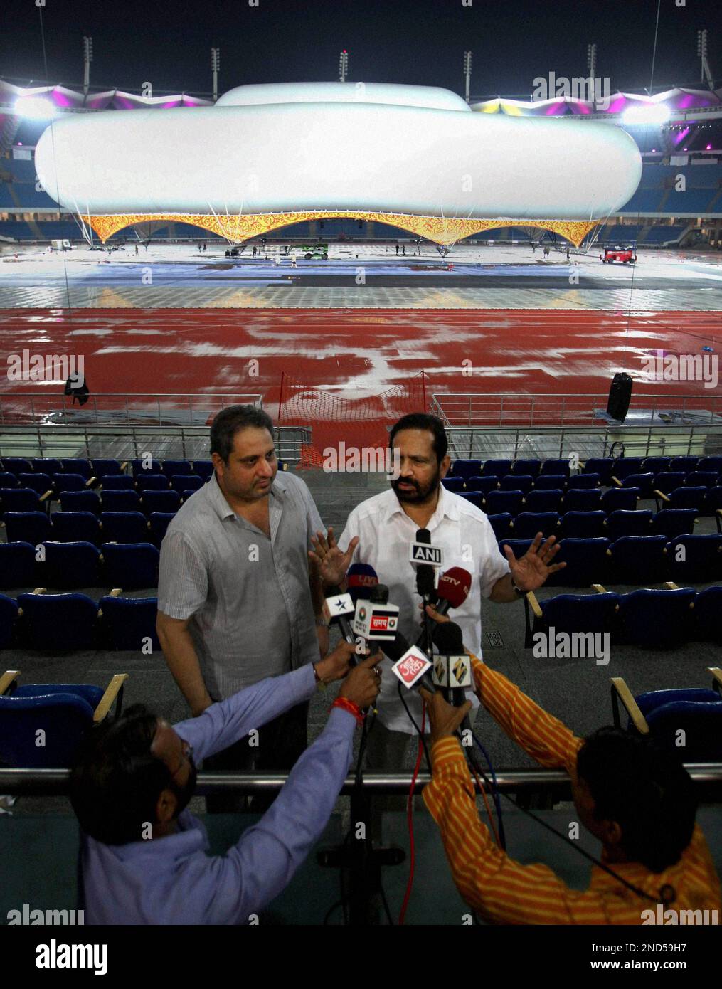 In this photo taken Wednesday, Sept. 8, 2010, Commonwealth Games Organizing Committee Chairman Suresh Kalmadi, right, speaks to the media at Jawaharlal Nehru Stadium, the main venue for the upcoming 2010 Commonwealth Games, in New Delhi,Wednesday. The opening ceremonies of the games is set for Oct. 3, 2010. (AP Photo) ** INDIA OUT ** Banque D'Images