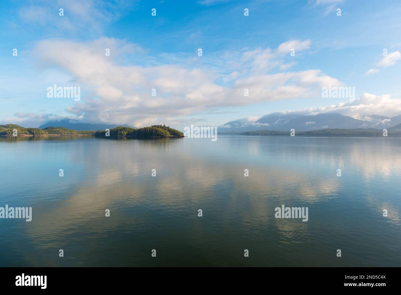Paysage intérieur de croisière de passage au lever du soleil entre Prince Rupert et Port Hardy, île de Vancouver, Colombie-Britannique, Canada. Banque D'Images