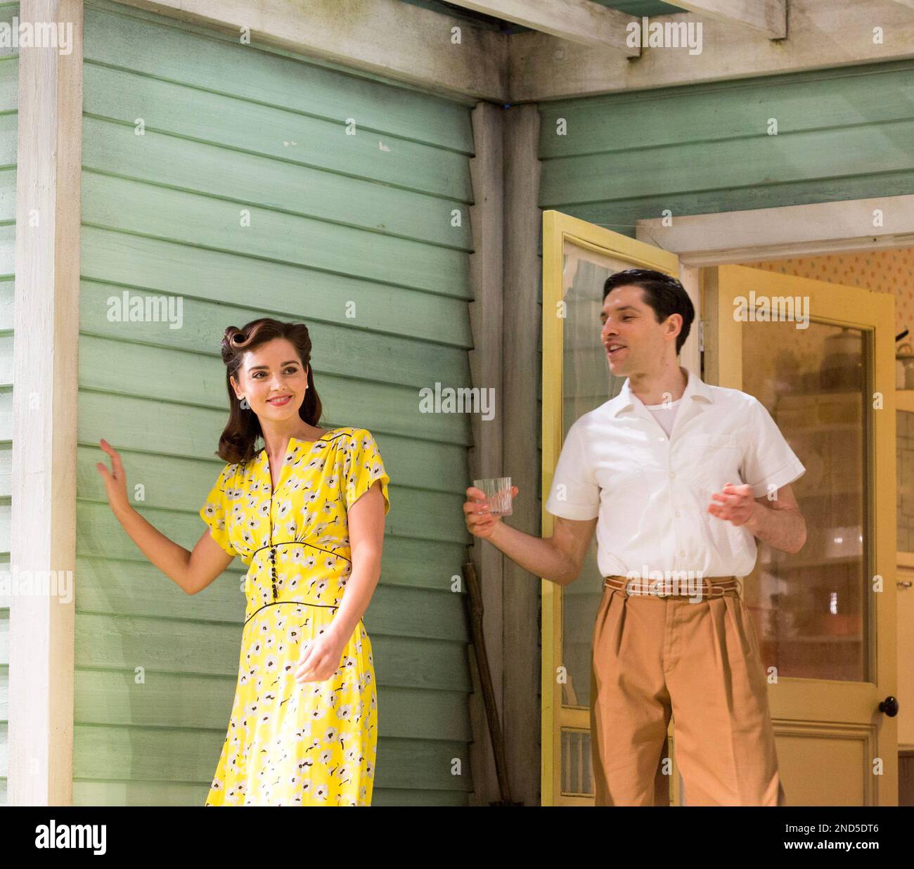 Colin Morgan (Chris Keller), Jenna Coleman (Ann Deever) dans TOUS MES FILS par Arthur Miller au Old Vic, Londres SE1 23/04/2019 design: Max Jones éclairage: Richard Howell directeur: Jeremy Herrin Banque D'Images