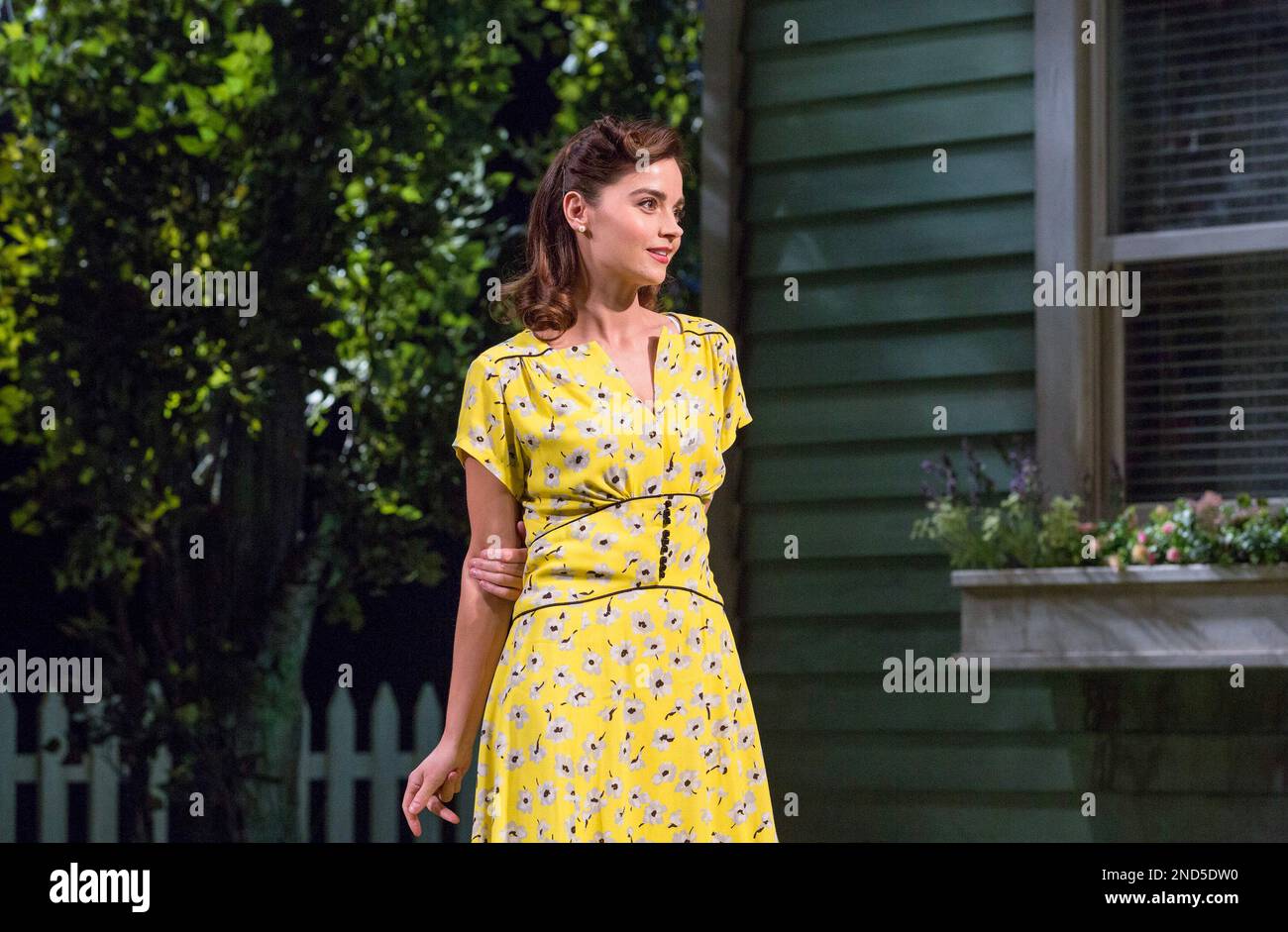 Jenna Coleman (Ann Deever) dans TOUS MES FILS par Arthur Miller au Old Vic, Londres SE1 23/04/2019 design: Max Jones éclairage: Richard Howell directeur: Jeremy Herrin Banque D'Images