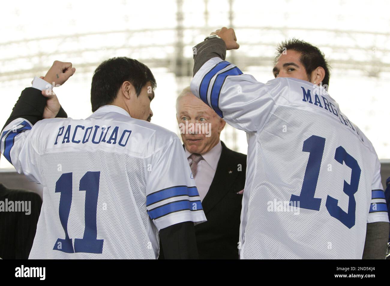 Dallas Cowboys owner Jerry Jones, center, posses for photos with the WBC championship belt and boxers Manny Pacquiao, left, of the Philippines and Antonio Margarito of Mexico during a pre fight news conference promoting the bout at Cowboys Stadium in Arlington,Texas, Friday, Sept. 3, 2010. (AP Photo/LM Otero) Banque D'Images