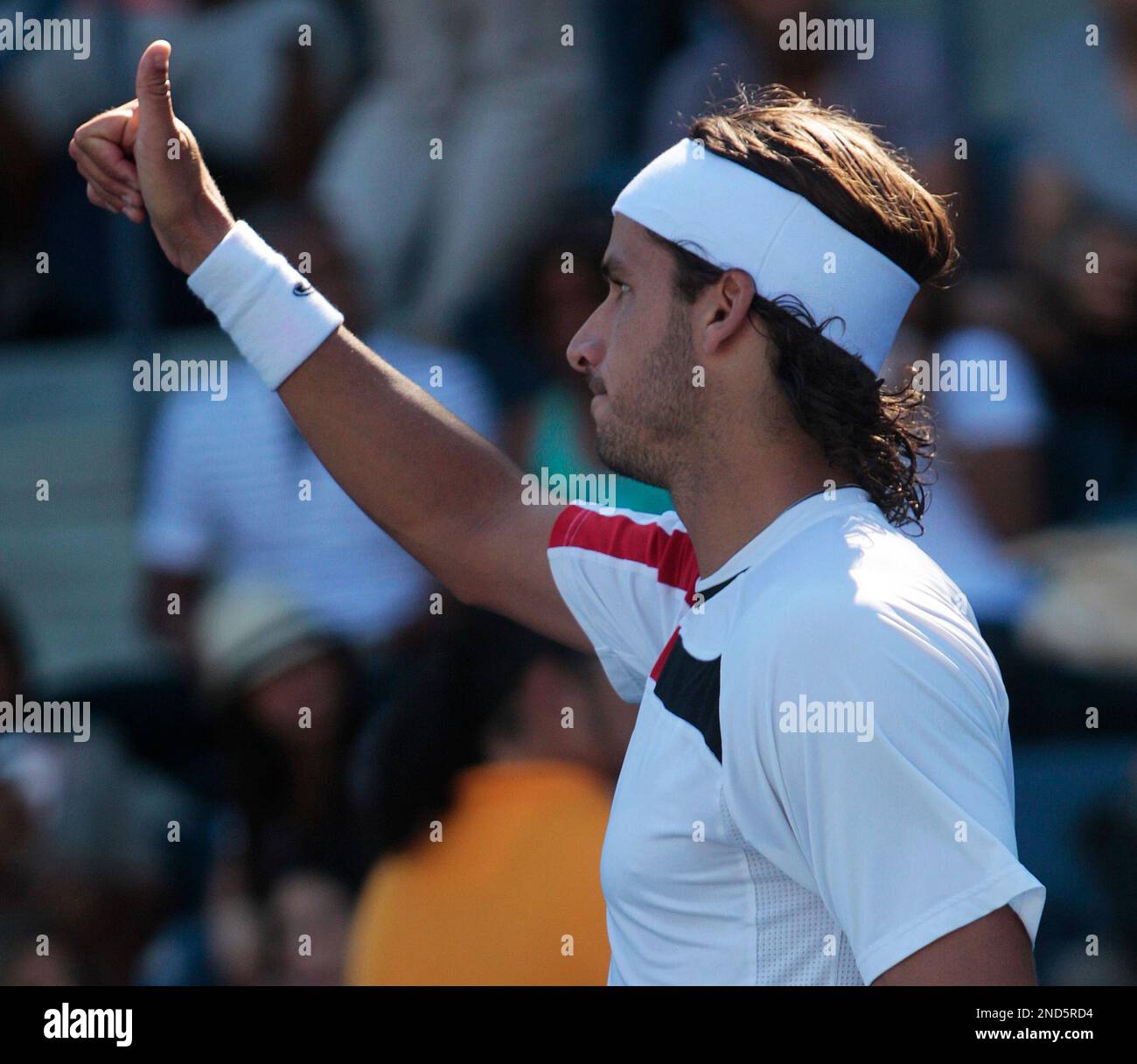Feliciano Lopez of Spain waves to the crowd after Sergiy Stakhovsky of the Ukraine retired from their match at the U.S. Open tennis tournament in New York, Sunday, Sept. 5, 2010. Stakhovsky could not continue playing because of a right toe infection. (AP Photo/Frank Franklin II) Banque D'Images