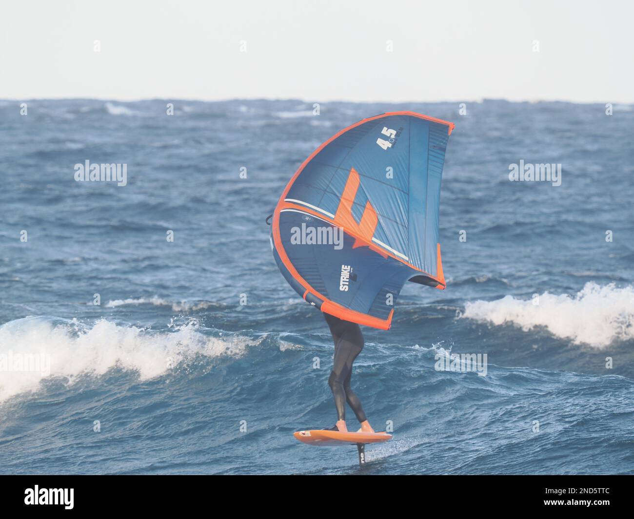 Le déferlement des ailes est un sport relativement nouveau, et les vents et les vagues de Costa Teguise sont parfaits pour les habitants et les touristes. Banque D'Images