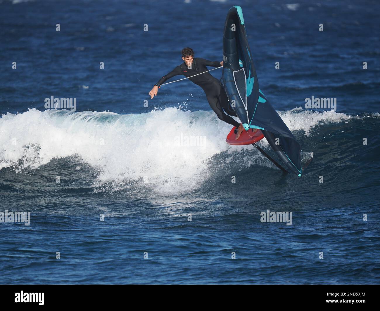Le déferlement des ailes est un sport relativement nouveau, et les vents et les vagues de Costa Teguise sont parfaits pour les habitants et les touristes. Banque D'Images