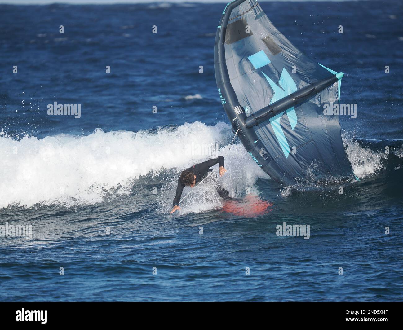 Le déferlement des ailes est un sport relativement nouveau, et les vents et les vagues de Costa Teguise sont parfaits pour les habitants et les touristes. Banque D'Images