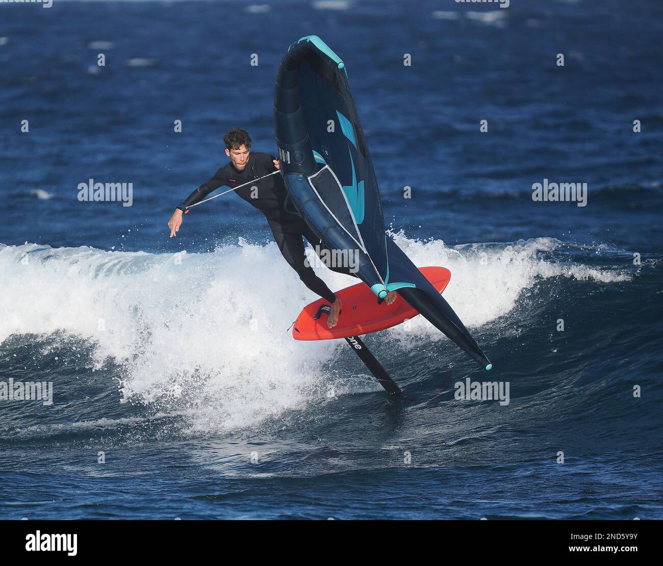 Le déferlement des ailes est un sport relativement nouveau, et les vents et les vagues de Costa Teguise sont parfaits pour les habitants et les touristes. Banque D'Images