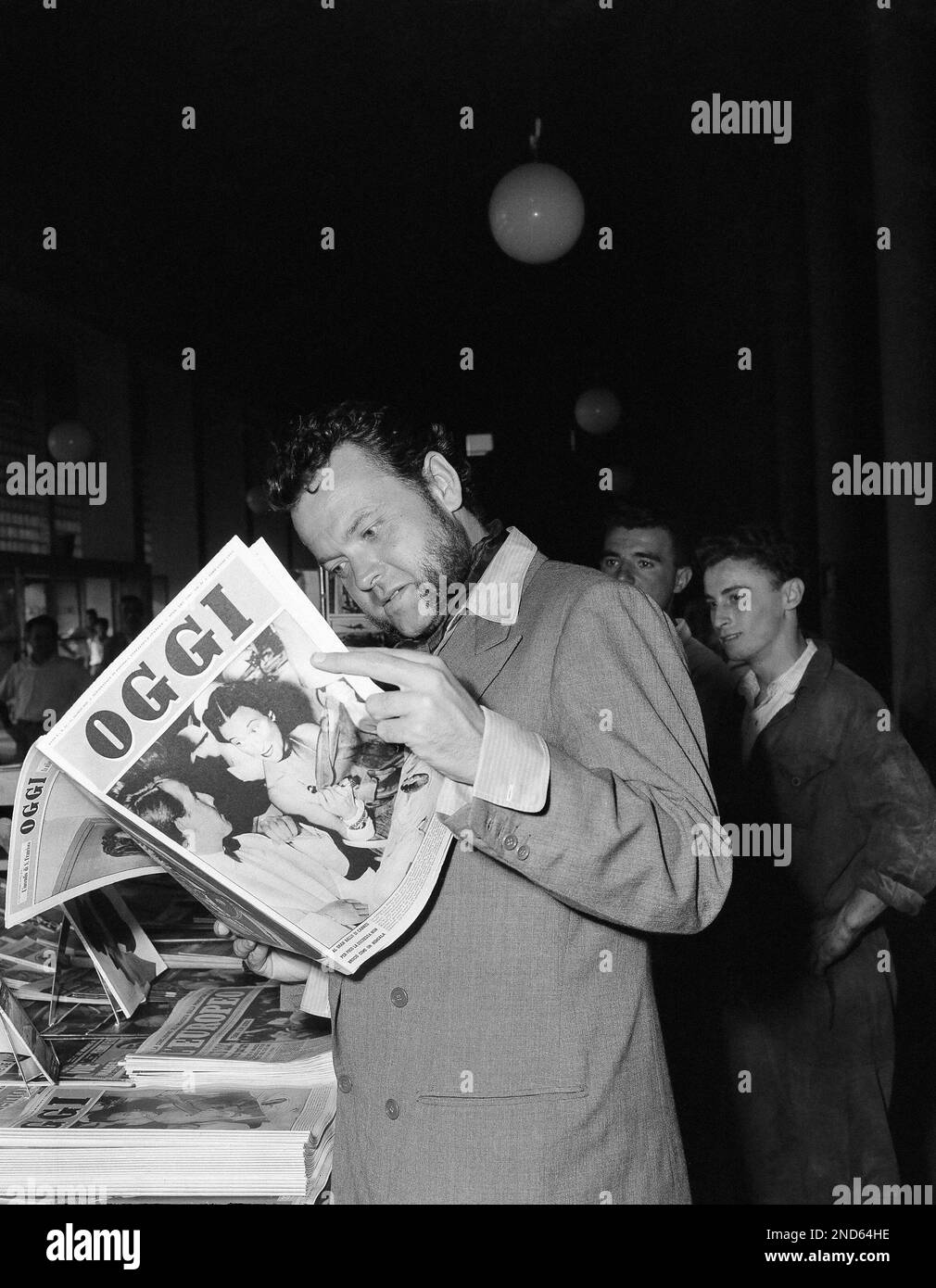 Orson Welles, American actor and movie director, at the airport in Milan, Italy on August 28, 1949, en route to Venice to complete the film, "Othello", which is in production. Welles, who last sported a beard back in his "boy wonder" days, is growing one again for the film. (AP Photo) Banque D'Images