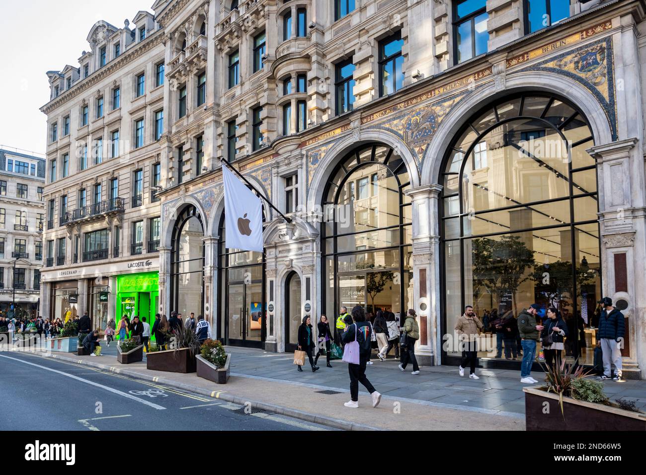 Londres, Royaume-Uni. 15 février 2023. Apple Store sur Regent Street. Une nouvelle étude réalisée par l'agent immobilier Knight Frank montre que les détaillants de certaines rues populaires du centre de Londres paieront environ 222m livres sterling de taux d'affaires au cours de l'exercice financier jusqu'au 2024 avril, soit une réduction de 30 %, en raison de la réévaluation des taux d'affaires en 2023, qui est entrée en vigueur par 1 avril. Oxford Street, Regent Street, Bond Street, Kensington High Street, King’s Road, Knightsbridge et Covent Garden en bénéficieront également à mesure que le gouvernement passera à des réévaluations triennales à partir de 2023. Credit: Stephen Chung / Alamy Live News Banque D'Images