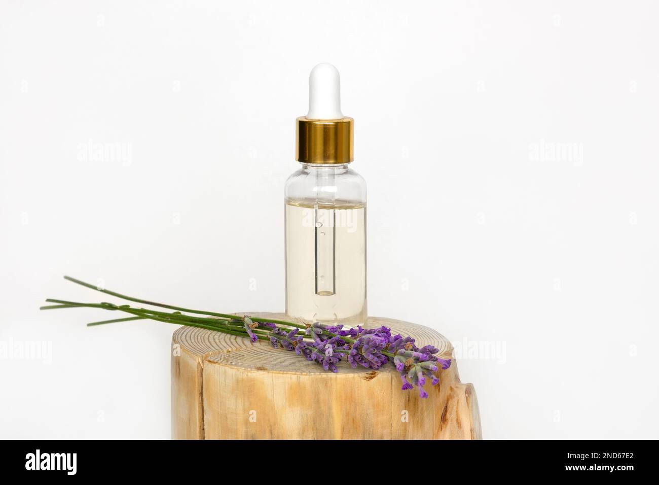 Cosmétiques à base d'huile naturelle. Maquette de flacon en verre  compte-gouttes. Pipette cosmétique huileuse. Soin du visage et du corps.  Concept spa. Liquide organique minéral. Vue avant Photo Stock - Alamy