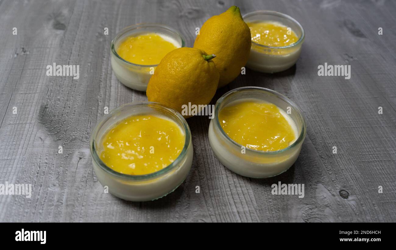 Délicieux citron caillé, fruits frais sur fond gris Banque D'Images