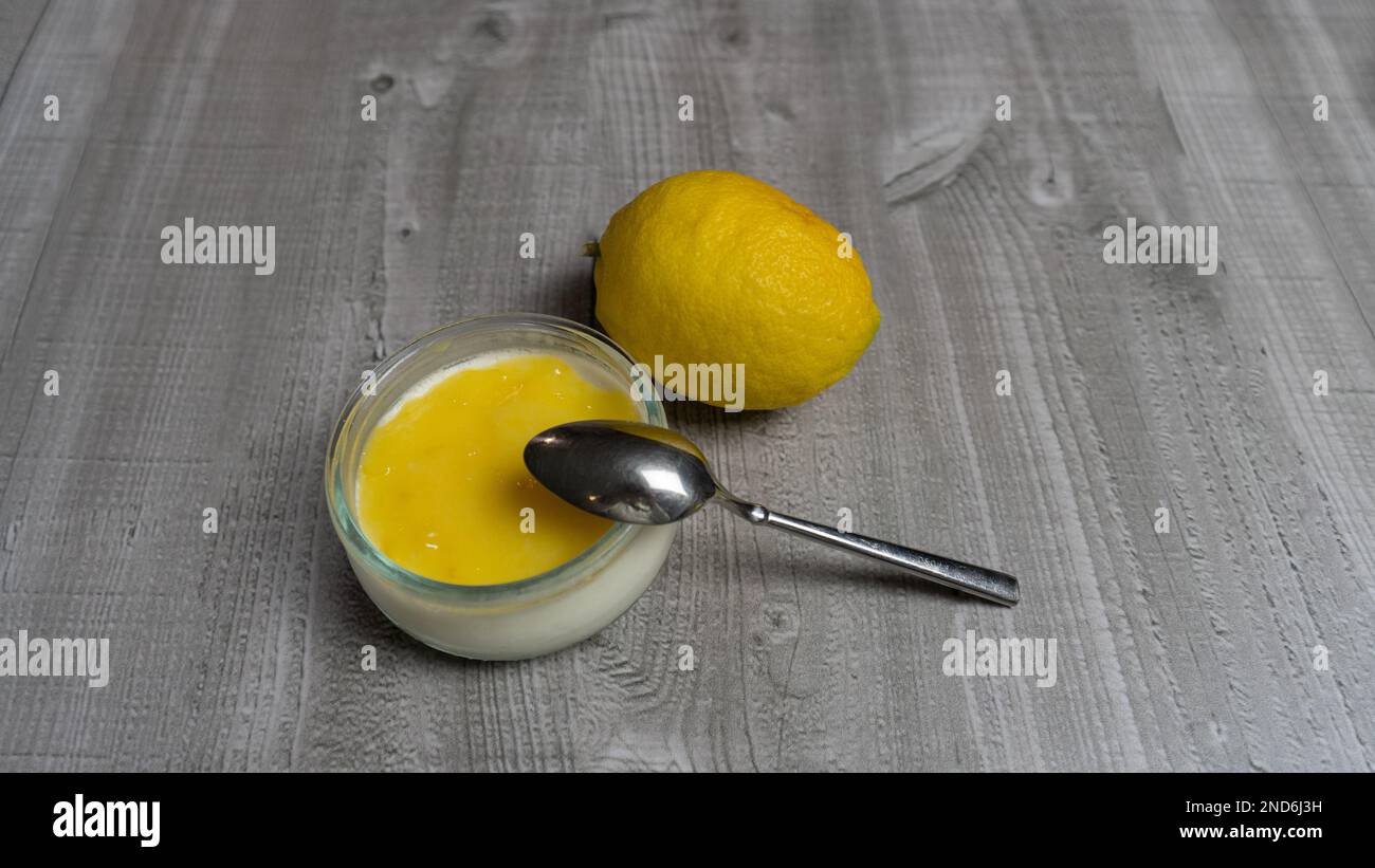 Délicieux citron caillé, fruits frais sur fond gris Banque D'Images