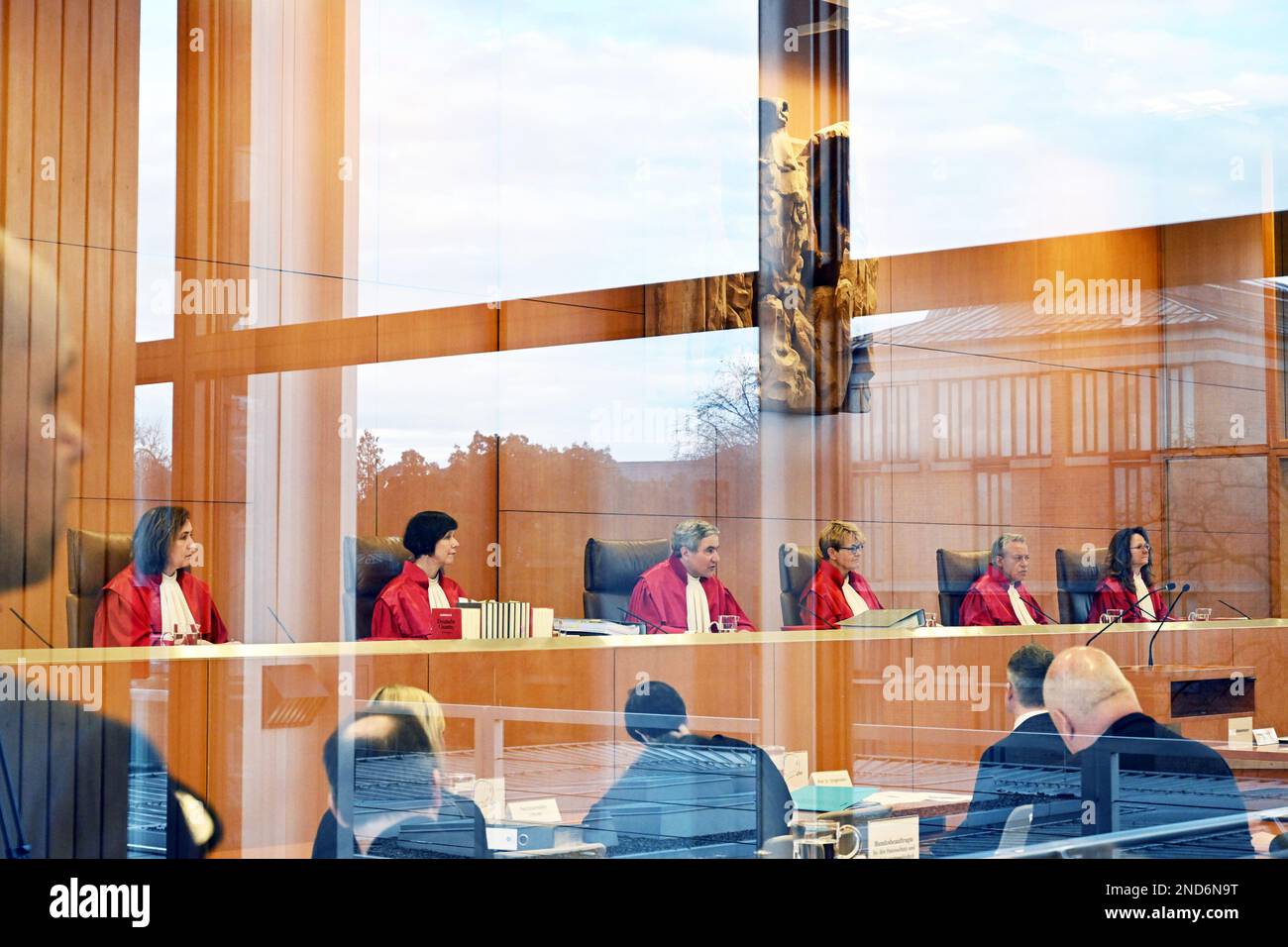 DÉPOSÉ - 20 décembre 2022, Bade-Wurtemberg, Karlsruhe : Le Premier Sénat de la Cour constitutionnelle fédérale , (l-r) Yvonne Ott, Gabriele Britz, Stephan Harbarth, Président du Sénat et Président de la Cour, Susanne Baer, Josef Christ et Ines Härtel, ouvrent l'audience sur l'analyse approfondie des données par la police (photographiée à travers un volet). La police veut dépister les criminels potentiels plus rapidement avec un nouveau logiciel d'analyse pour les grands ensembles de données. Les critiques craignent que le programme informatique ne devienne rapidement un poulpe de données et ne s'arrête même pas à des innocents. Afin d'atteindre strict gu Banque D'Images