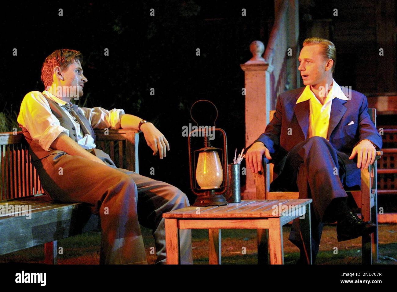 l-r: Charles Edwards (George Deever), Ben Daniels (Chris Keller) dans TOUS MES FILS par Arthur Miller au Lyttelton Theatre, National Theatre (NT), Londres SE1 07/08/2001 conception: William Dudley éclairage: Mark Henderson directeur: Howard Davies Banque D'Images