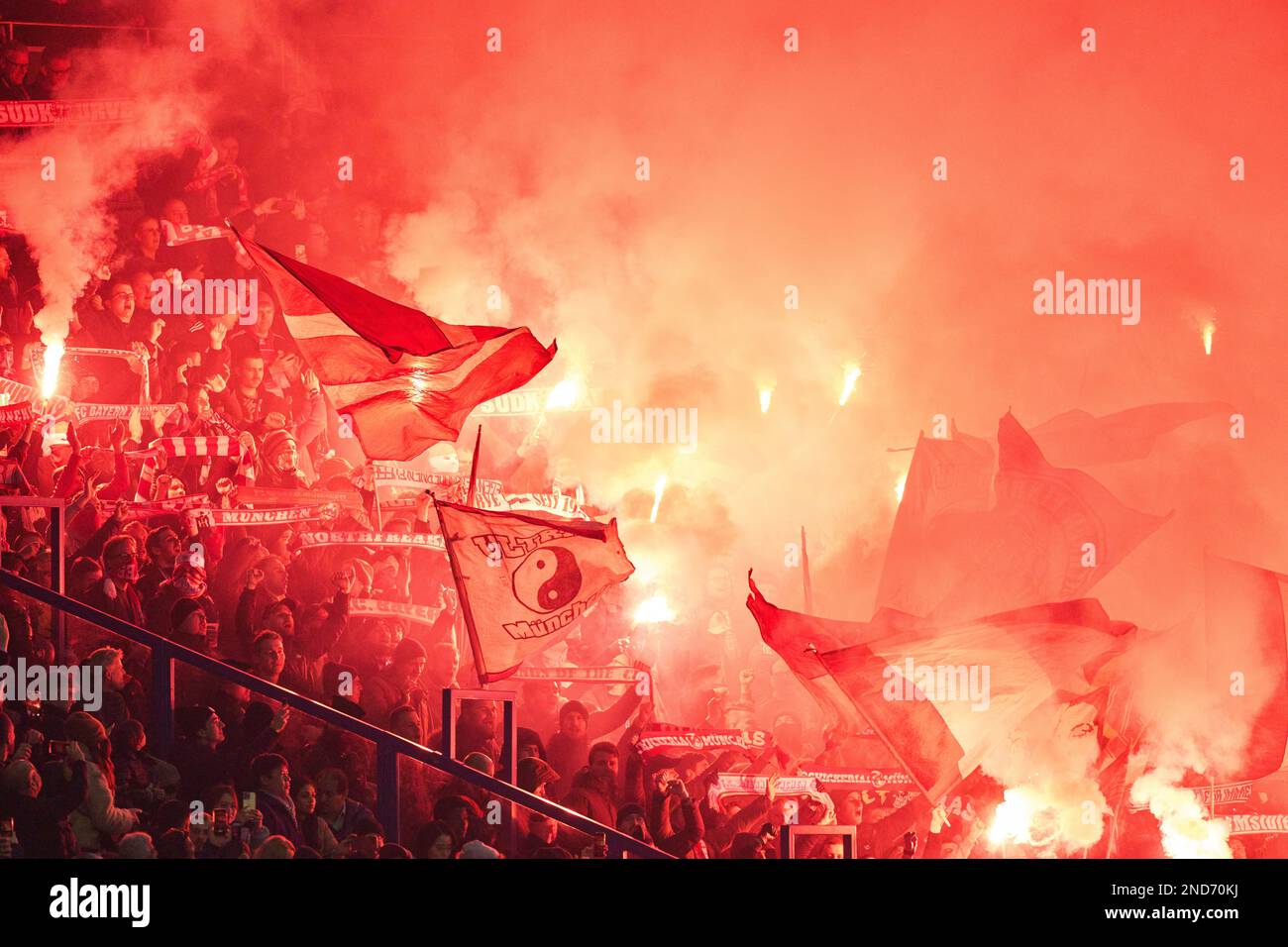 FCB fans dans le huitième match de finale PARIS SG - FC BAYERN MUENCHEN 0-1 de football UEFA Champions League, match de la saison 2022/2023 à Paris, 14 février 2022. Achtelfinale, FCB, Munich, PSG © Peter Schatz / Alamy Live News Banque D'Images
