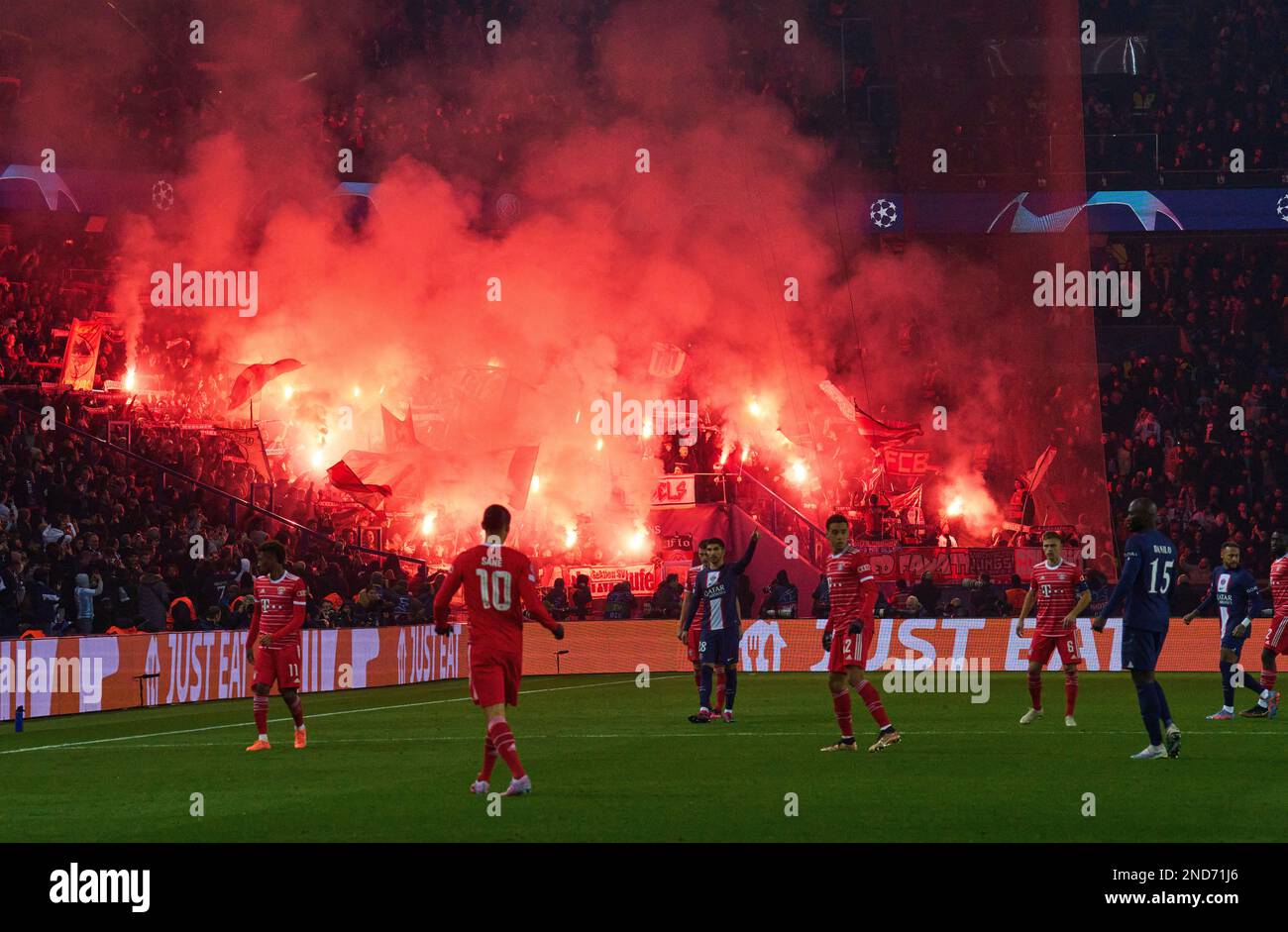 FCB fans avec le pyro dans la huitième finale match PARIS SG - FC BAYERN MUENCHEN 0-1 de football UEFA Champions League, match dans la saison 2022/2023 à Paris, le 14 février 2022. Achtelfinale, FCB, Munich, PSG © Peter Schatz / Alamy Live News Banque D'Images