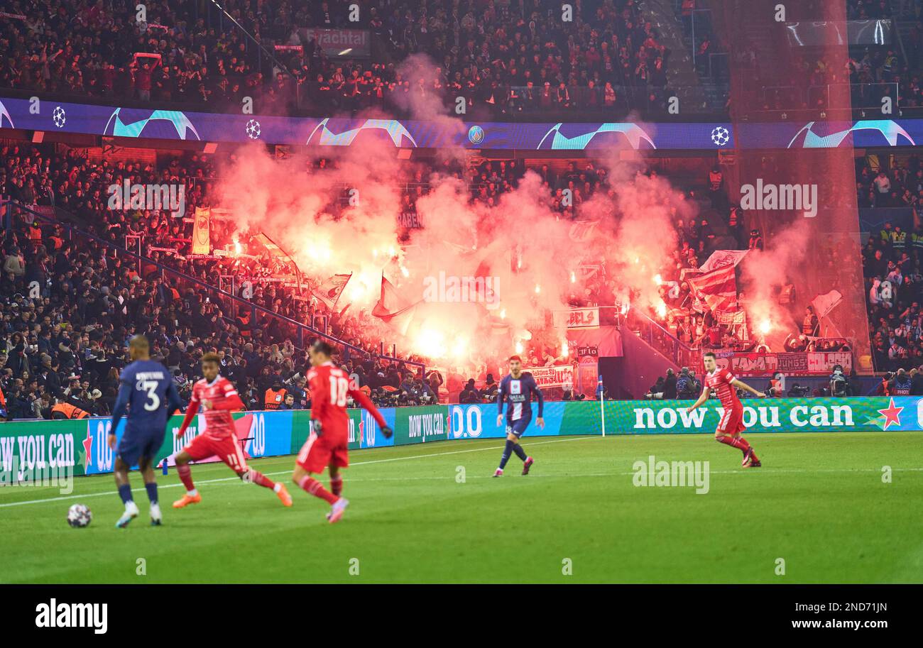 FCB fans avec le pyro dans la huitième finale match PARIS SG - FC BAYERN MUENCHEN 0-1 de football UEFA Champions League, match dans la saison 2022/2023 à Paris, le 14 février 2022. Achtelfinale, FCB, Munich, PSG © Peter Schatz / Alamy Live News Banque D'Images
