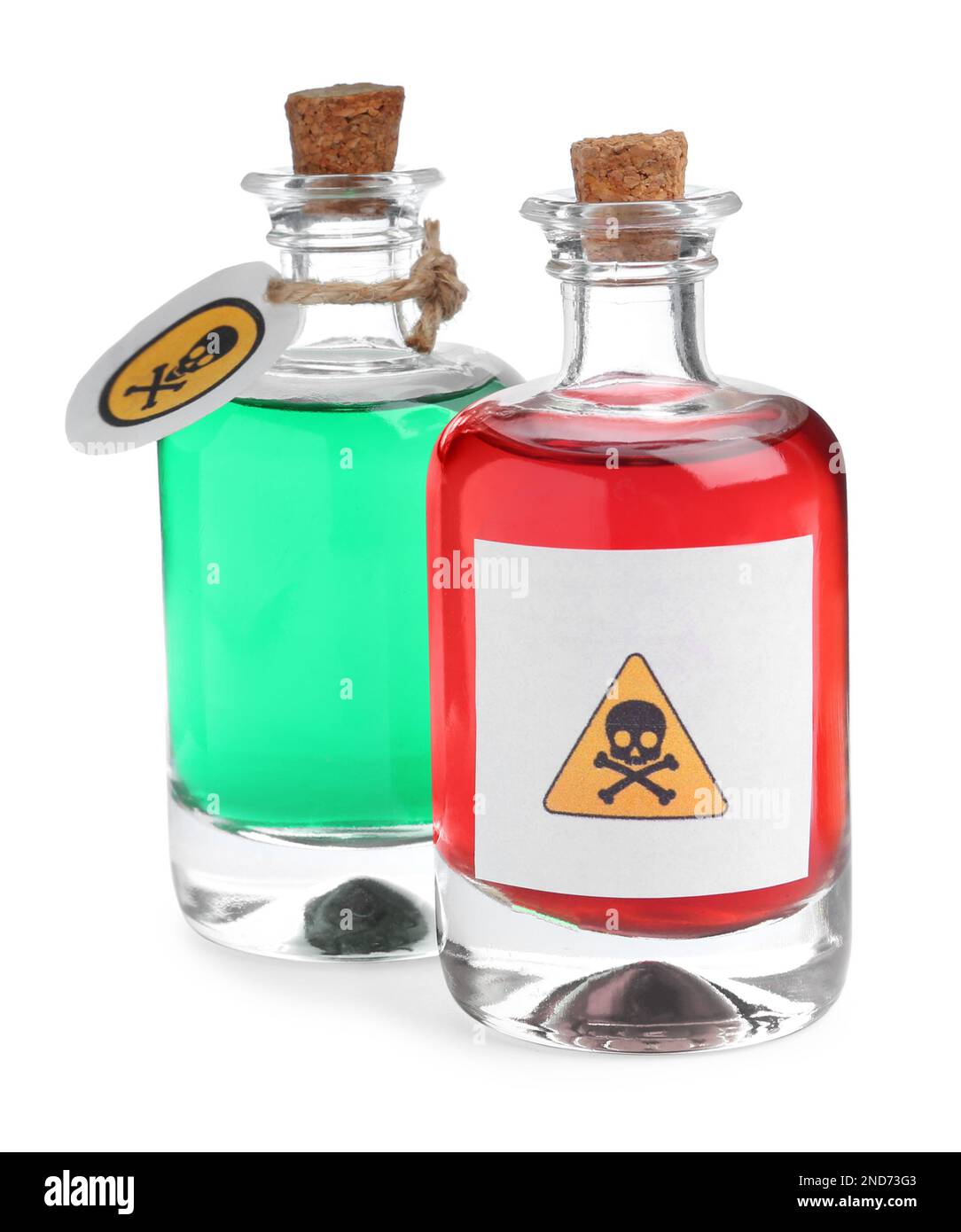 Bouteilles de poisons en verre avec panneaux d'avertissement sur fond blanc Banque D'Images