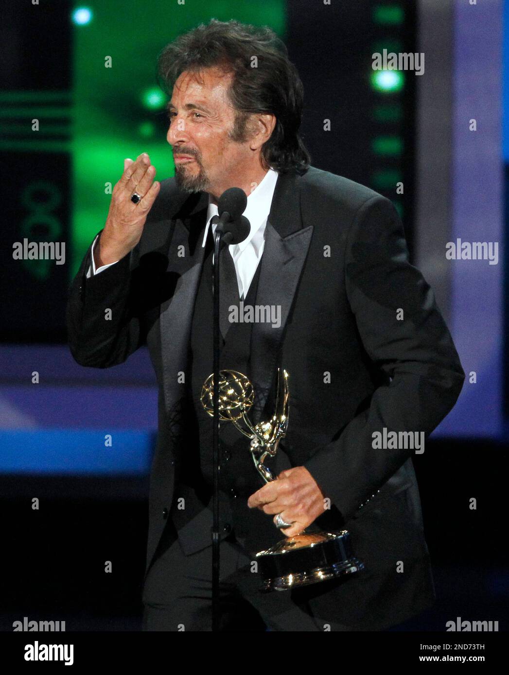 Al Pacino acknowledges Dr. Jack Kevorkian as he accepts the award for outstanding lead actor in a miniseries or movie during the 62nd Primetime Emmy Awards Sunday, Aug. 29, 2010, in Los Angeles. (AP Photo/Chris Carlson) Banque D'Images
