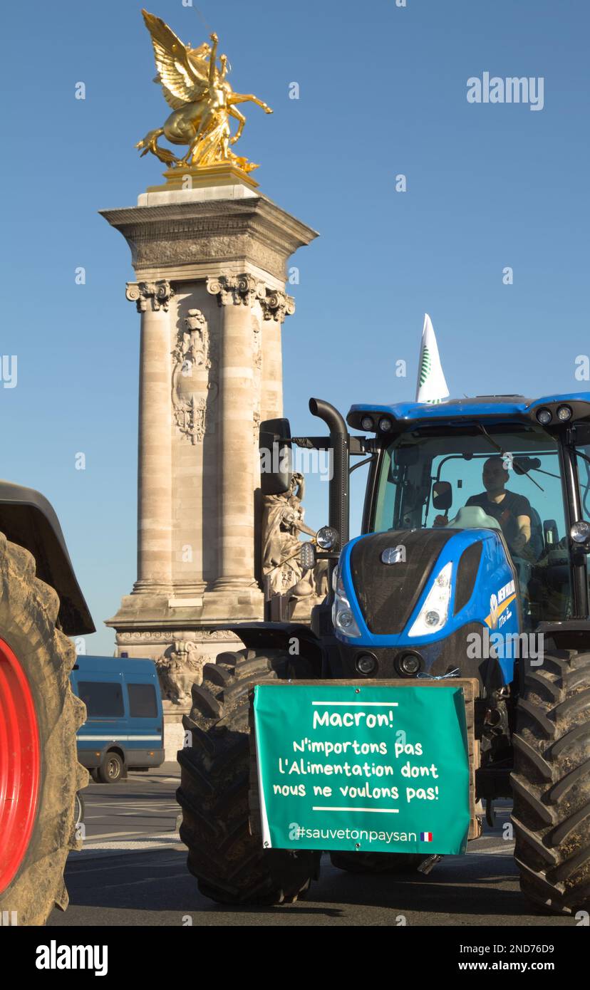 Procession de tracteurs à Pont Alexander, Paris, protestant contre le gouvernement français, 8th février 2023 Banque D'Images