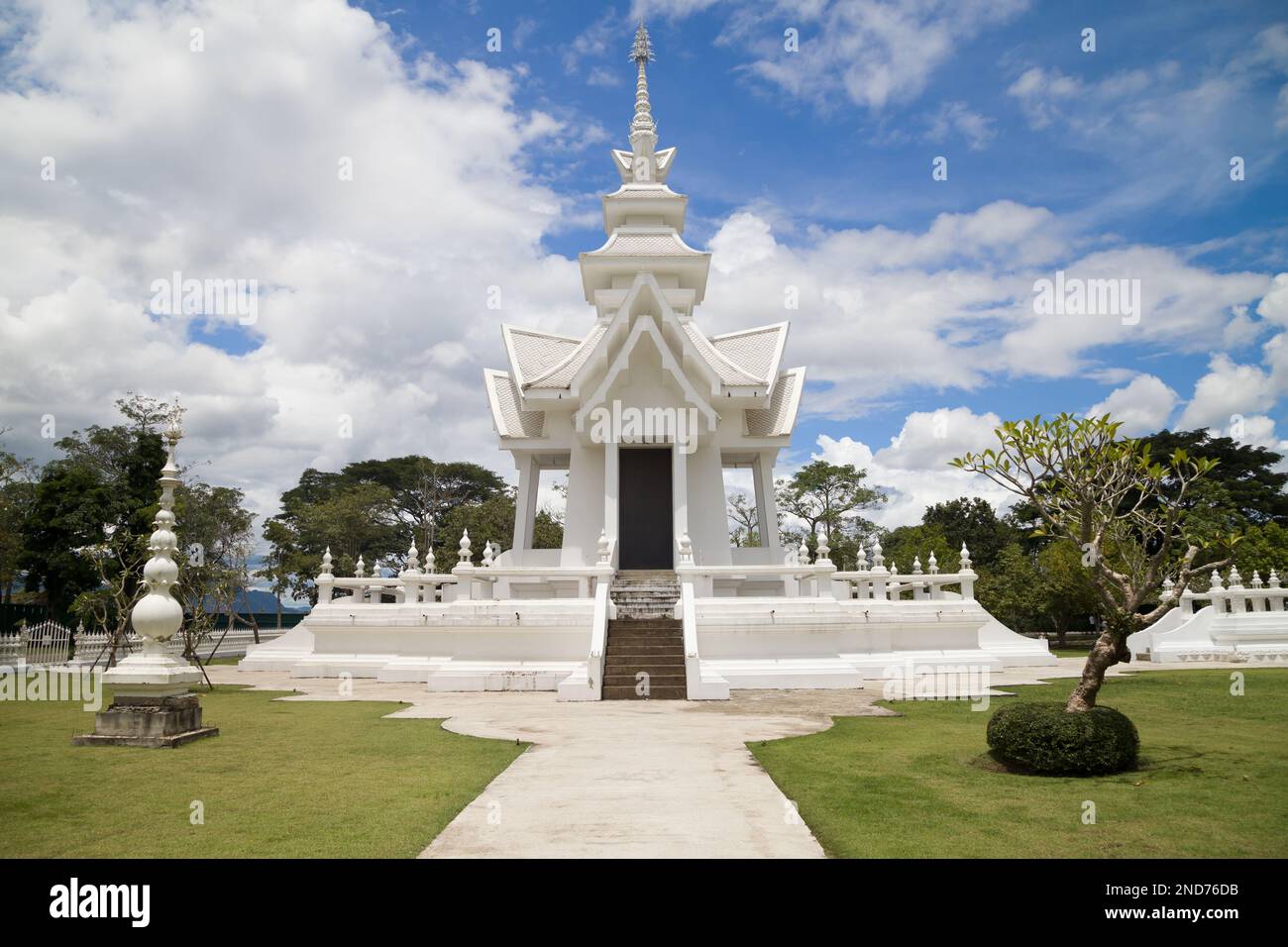 Petite pagode à Wat Rong Khun, Chiang Rai, Thaïlande. Banque D'Images