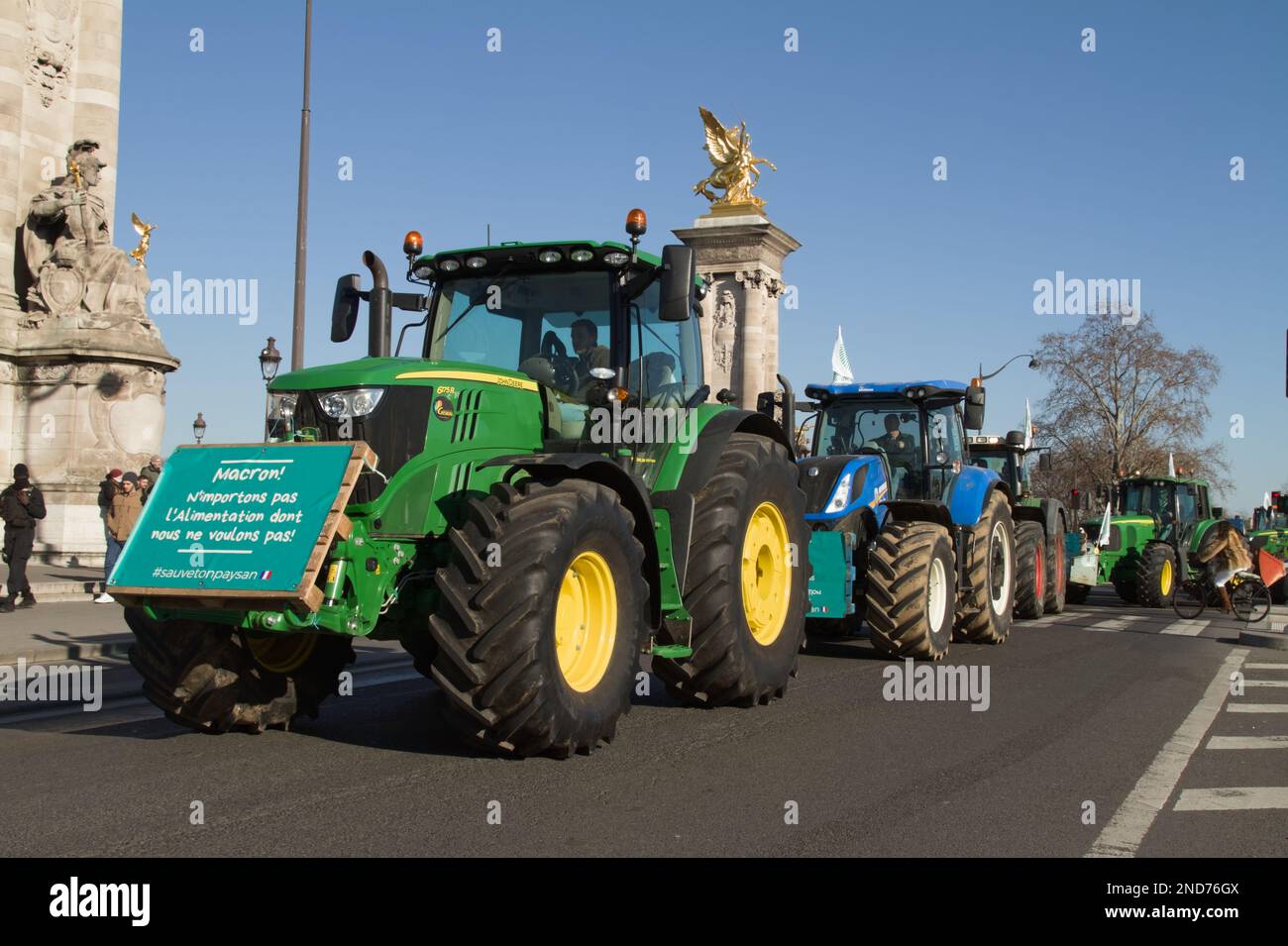 Procession de tracteurs à Pont Alexander, Paris, protestant contre le gouvernement français, 8th février 2023 Banque D'Images