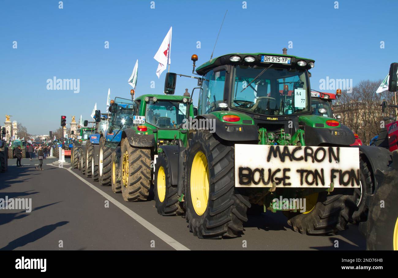 Une gamme de tracteurs avec bannières protestant contre le gouvernement français, Paris, 8th février 2023 Banque D'Images