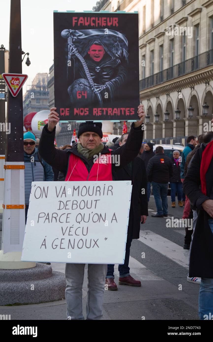 Travailleur français tenant un placard avec Emmanuel Macron, protestant contre la montée de l'âge de la retraite, Paris France, 7th février 2023 Banque D'Images