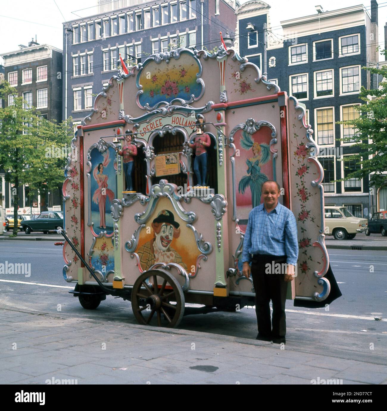 Fin 1960s, historique, homme debout par un orgue traditionnel, dans une rue d'Amsterdam, Hollande, pays-Bas. L'instrument de musique provient du célèbre constructeur d'orgue Gijs Perlee de Westerstraat, Amsterdam, la plus ancienne des familles hollandaises d'orgue à canon. Banque D'Images