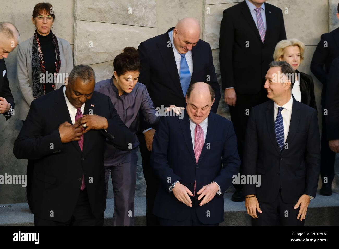 Bruxelles, Belgique. 15th févr. 2023. Ben Wallace, ministre de la Défense, présente aux ministres de la Défense de l'OTAN une photo de famille le deuxième jour d'une réunion au siège de l'OTAN à Bruxelles, Belgique, le 15 septembre 2023. Crédit: ALEXANDROS MICHAILIDIS/Alamy Live News Banque D'Images