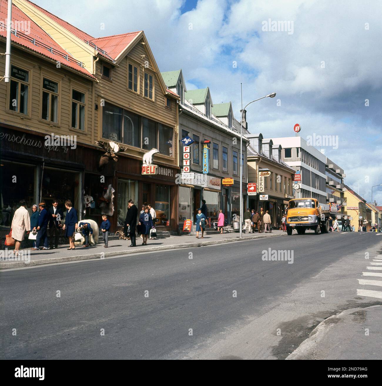 1960s, historique, scène de rue de cette époque de Tromso, Norvège, montrant une grande rue avec des magasins et des gens. Banque D'Images