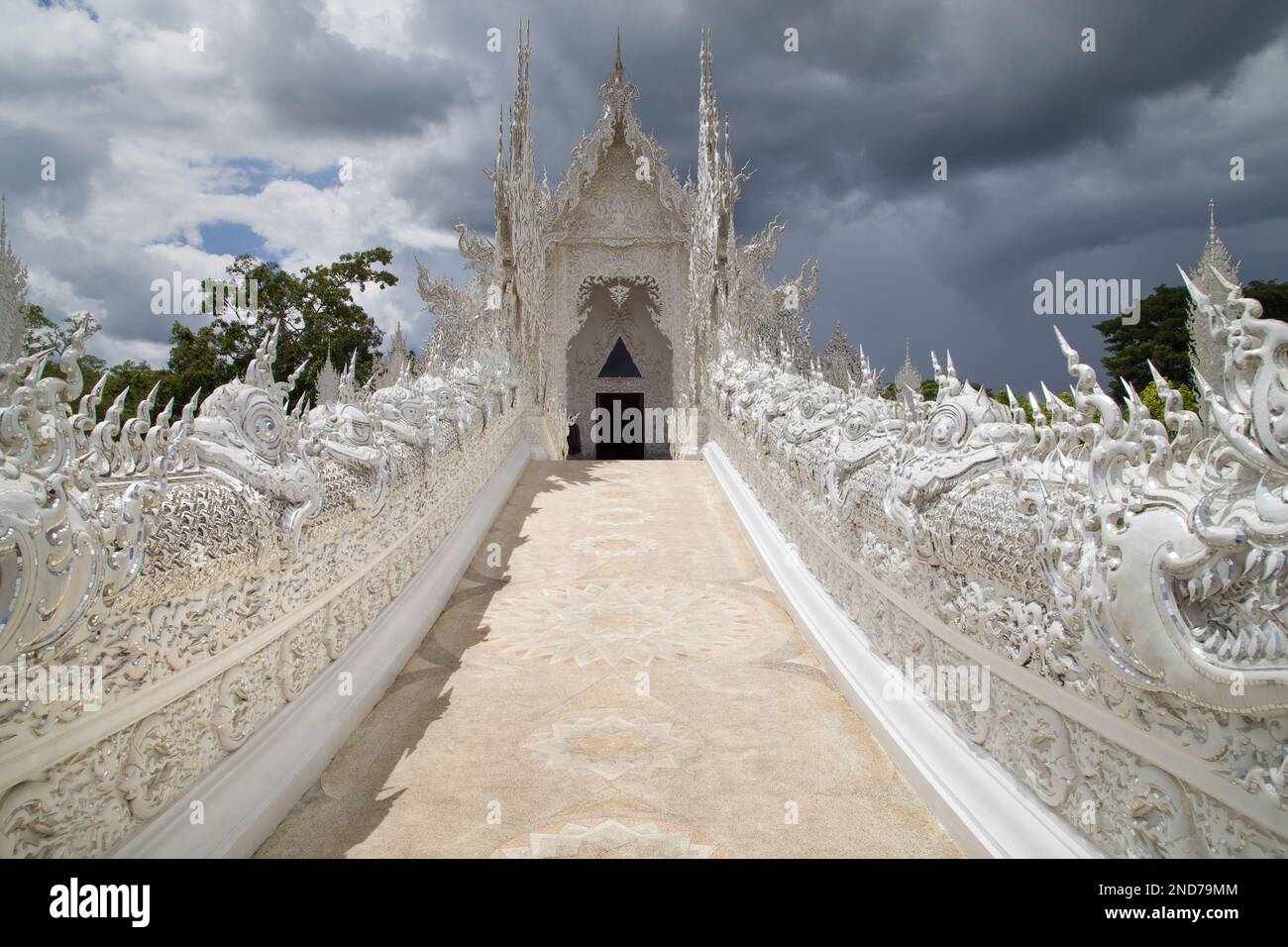 Pont du cycle de la renaissance et de l'Ubosot de Wat Rong Khun, Chiang Rai, Thaïlande. Banque D'Images