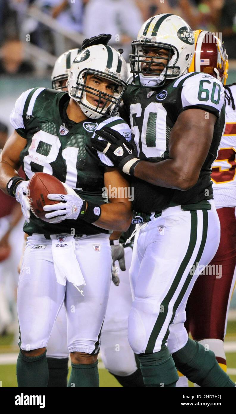 New York Jets tight end Dustin Keller (81) celebrates with teammate D'Brickashaw Ferguson (60) during the fourth quarter of an NFL preseason football game against the Washington Redskins at New Meadowlands Stadium in East Rutherford, N.J., Friday, Aug. 27, 2010. (AP Photo/Bill Kostroun) Banque D'Images