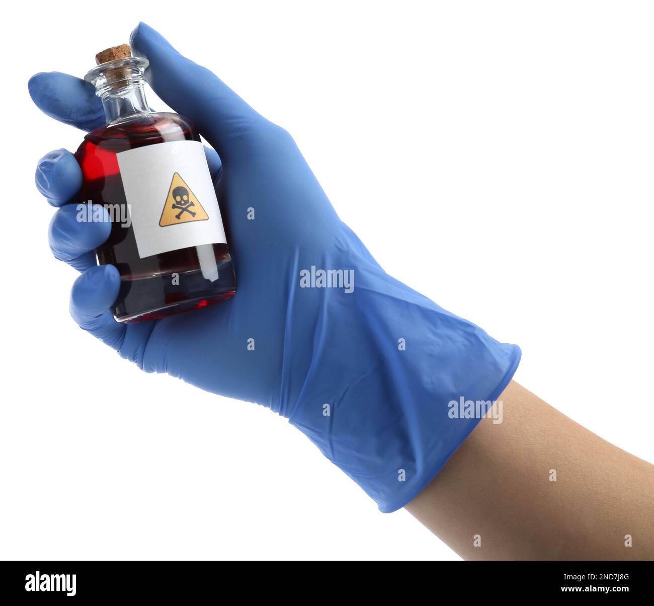 Femme en gants tenant une bouteille de poison en verre avec un panneau d'avertissement isolé sur blanc, gros plan Banque D'Images