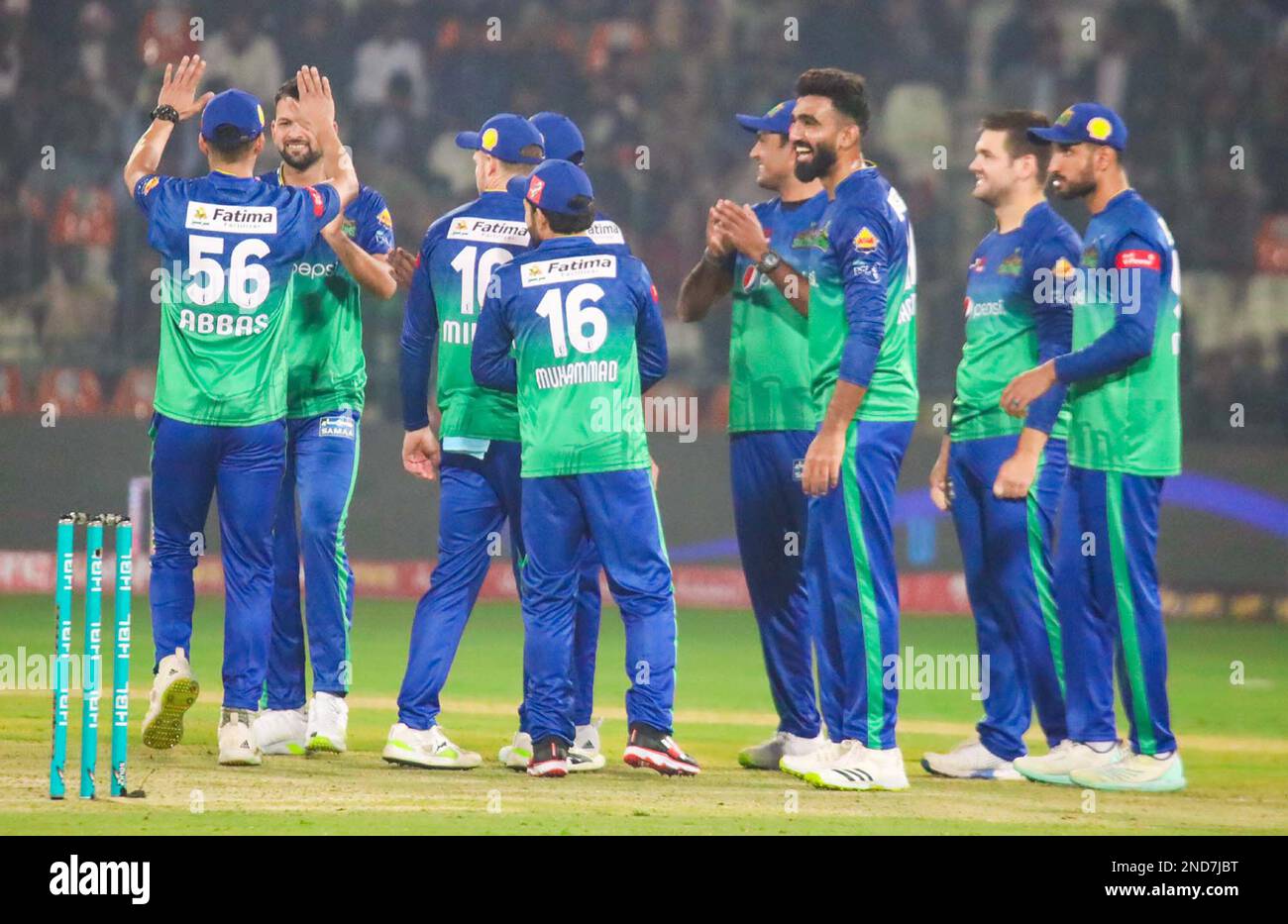 Les joueurs sont en action pendant le match de la Ligue T20 de la Super League du Pakistan (PSL- 8) entre les gladiateurs de Quetta et les sultans de Multan, au stade de cricket de Multan, mercredi, 15 février 2023. Banque D'Images