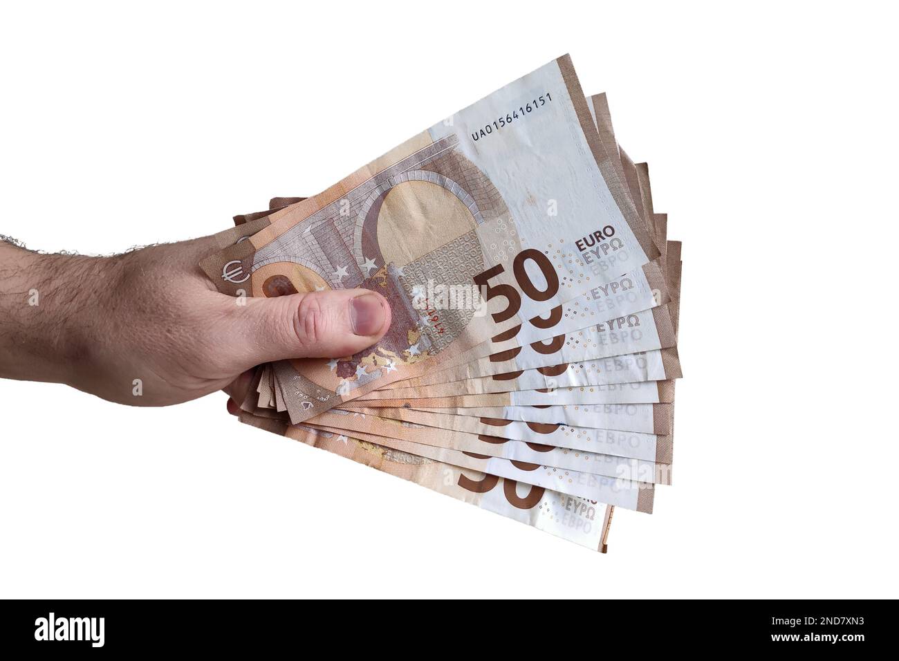 Main mâle caucasienne tenant 50 euros de billets sur fond blanc Banque D'Images
