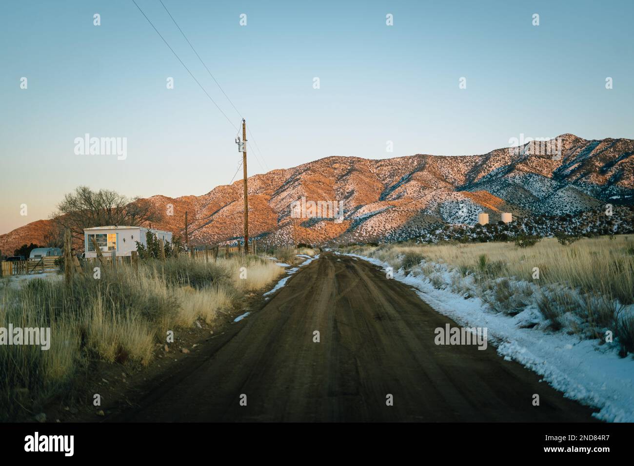 Route et montagnes enneigées, Magdalena, Nouveau-Mexique Banque D'Images