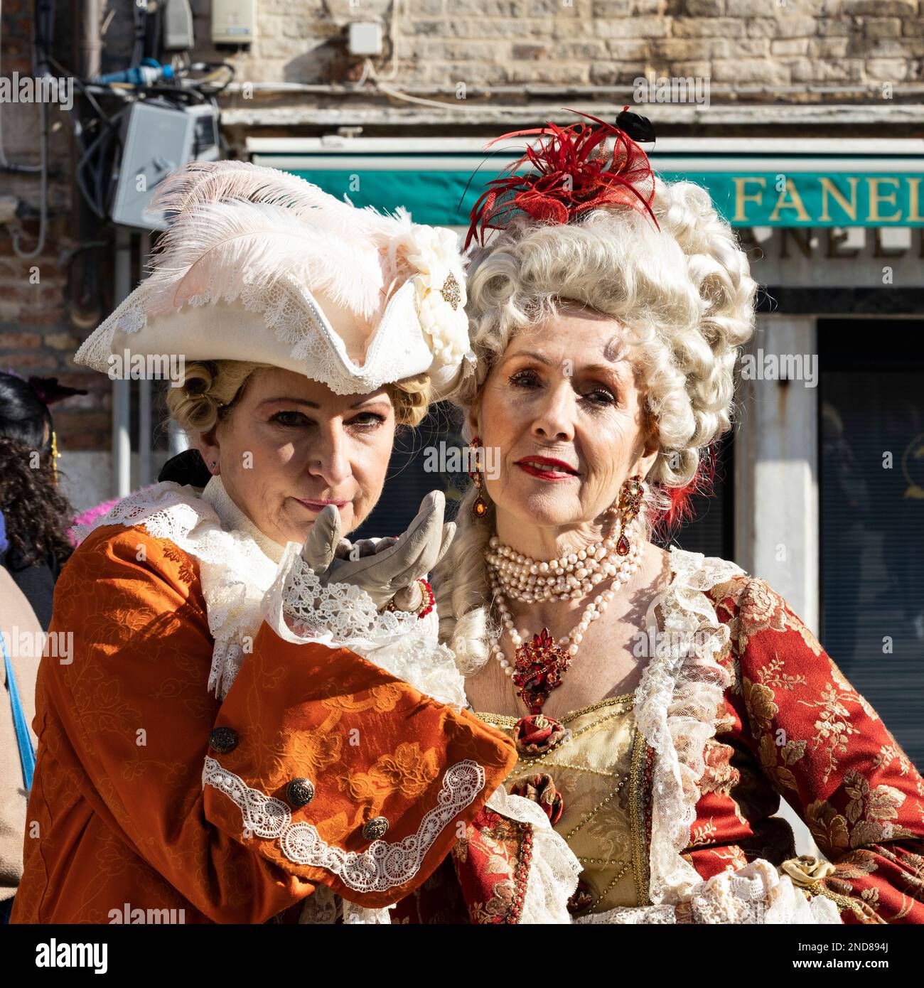 12 février 2023, Venise, Italie. Les fêtards en costumes colorés célèbrent le Carnaval de Venise de 2023 à Campo Santa Maria Formosa. Banque D'Images