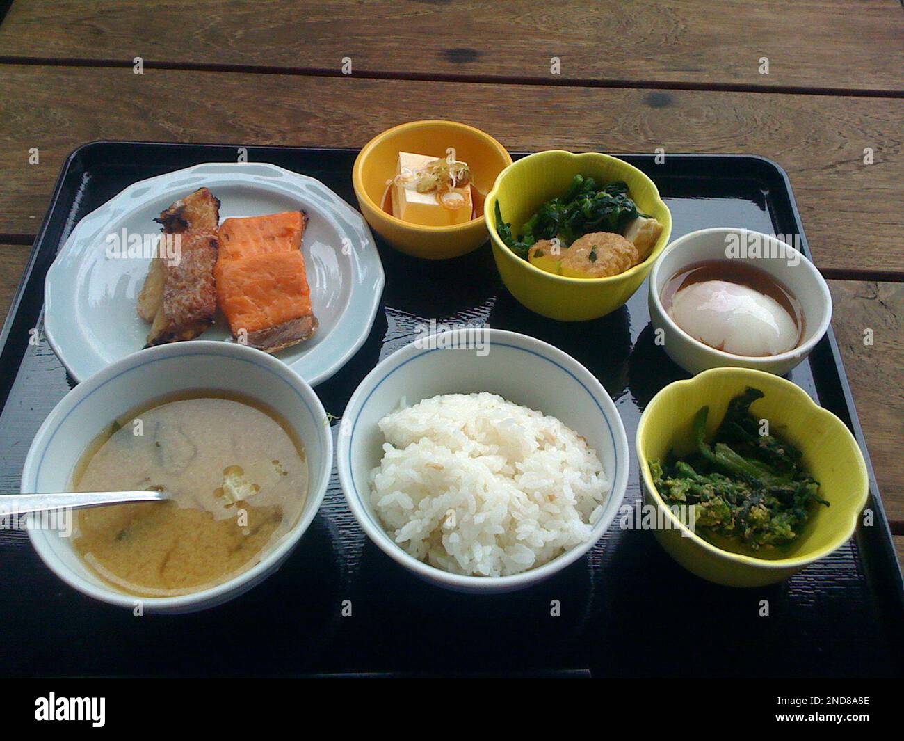 This July 4, 2010 photo shows breakfast options at the Dormy Inn Hatchobori in Tokyo. One of the best parts about Tokyo is the food _ its abundance, quality and affordability. Staples for the budget traveler will include rice, noodles, fish and miso soup. Expect to find one of these items in nearly every meal you eat _ including breakfast. (AP Photo/Dan Strumpf) Banque D'Images
